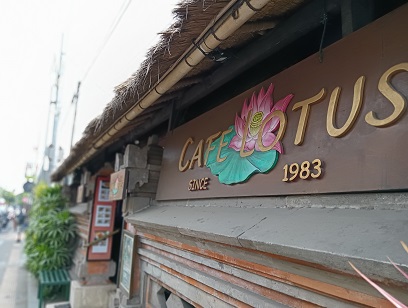 ウブドのCafeLotusの看板