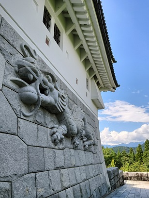 勝山城の城壁の龍の浮彫り