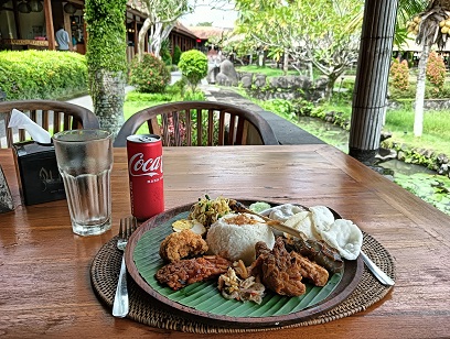 ウブドの庭園のあるレストランのランチ