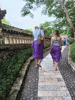 ウルワトゥ寺院のケチャダンス会場までの道