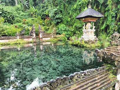 グヌンカウイスバトゥの綺麗な水が湧く泉の祠